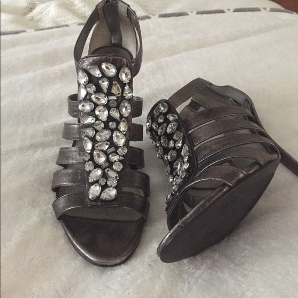 GUESS Heels - Picture 2 of 4